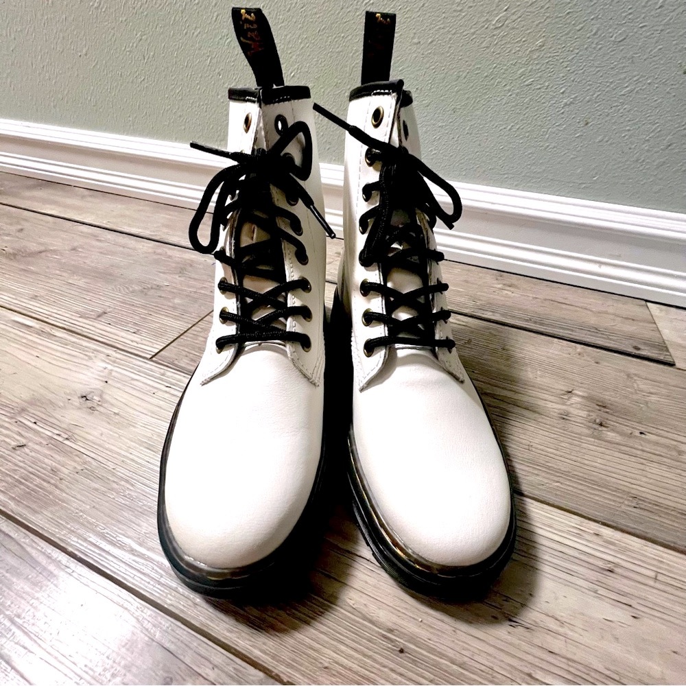 NWOB Dr. Doc Martens Zavala White Leather Combat Boots Classic Winter Lace Up - Picture 3 of 10